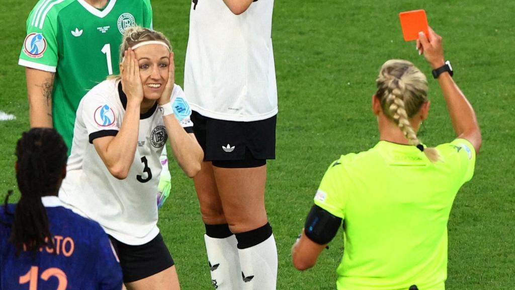 Momento de la expulsión de Kathrin Hendrich.