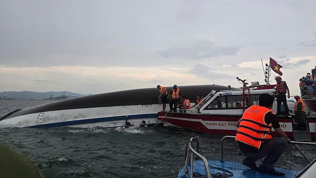 Los equipos de rescate trabajan junto al barco volcado en la bahía de Ha Long, en Vietnam.