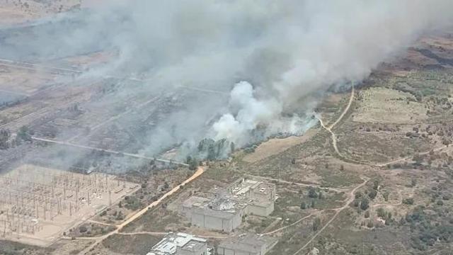 Imagen aérea de las primeras horas del incendio en Valdecaballeros (Badajoz).