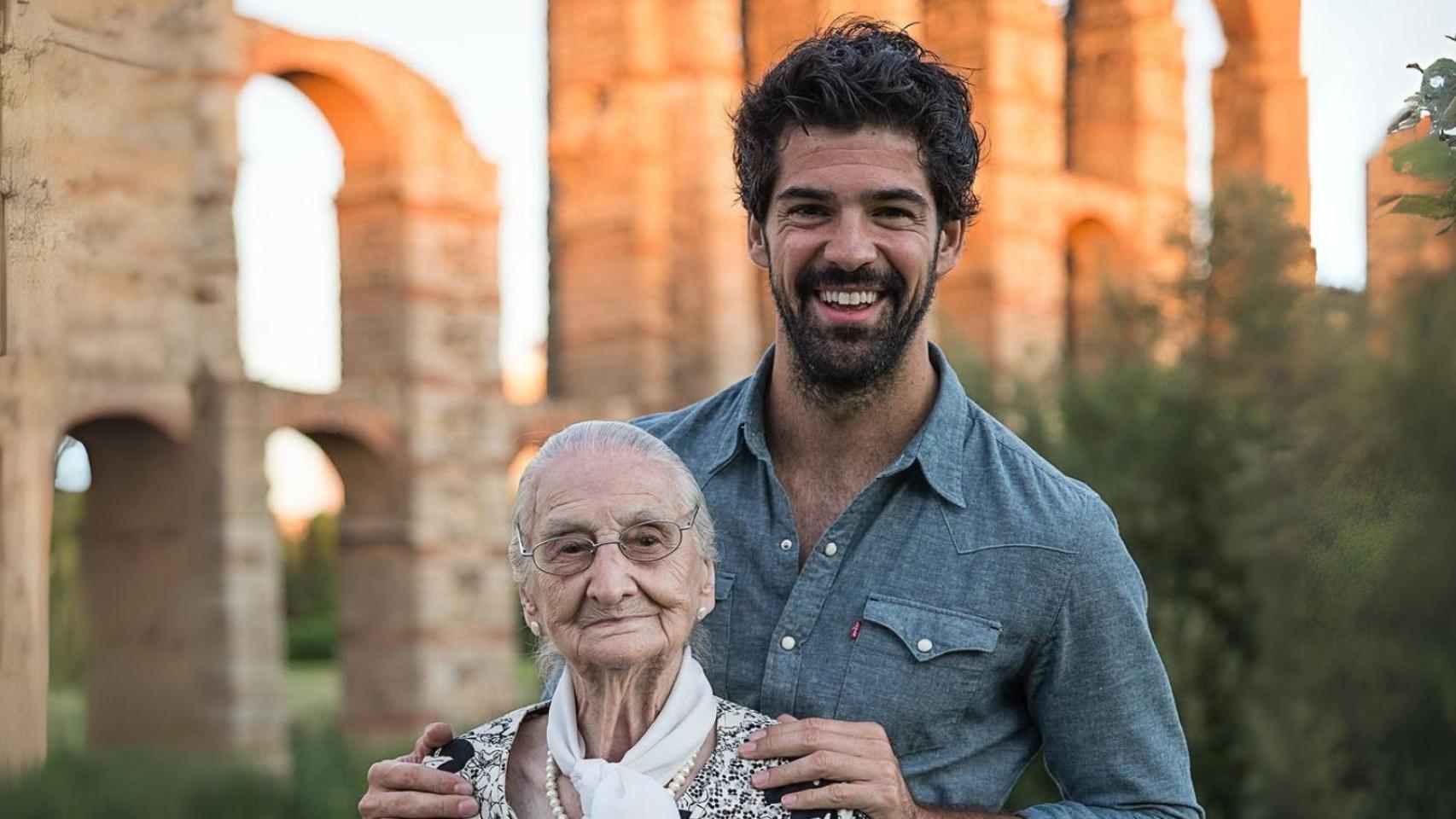 Miguel Ángel Muñoz llegó a protagonizar un documental con su tía abuela: '100 días con la Tata'.