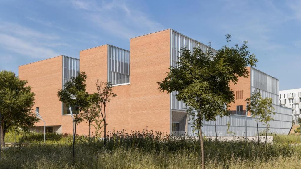 Otra vista del exterior de la nueva facultad. Foto: Luis Asín