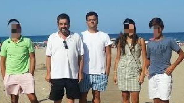 Felipe (c), junto a su hijo Felipe, detenido por la Policía Nacional por la muerte de su padre, en una foto cedida por sus familiares.