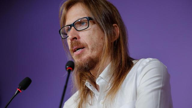 El secretario de Organización y portavoz de Podemos, Pablo Fernández, durante la rueda de prensa, este lunes en Madrid.