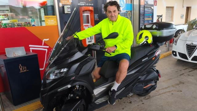 Felipe Hernández Medina, de 65 años, la semana pasada, tras comprarse una moto.