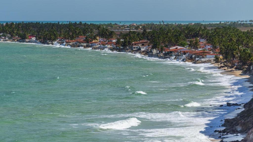 La subida del nivel del mar en la Baía da Traição, Paraíba, Brasil.
