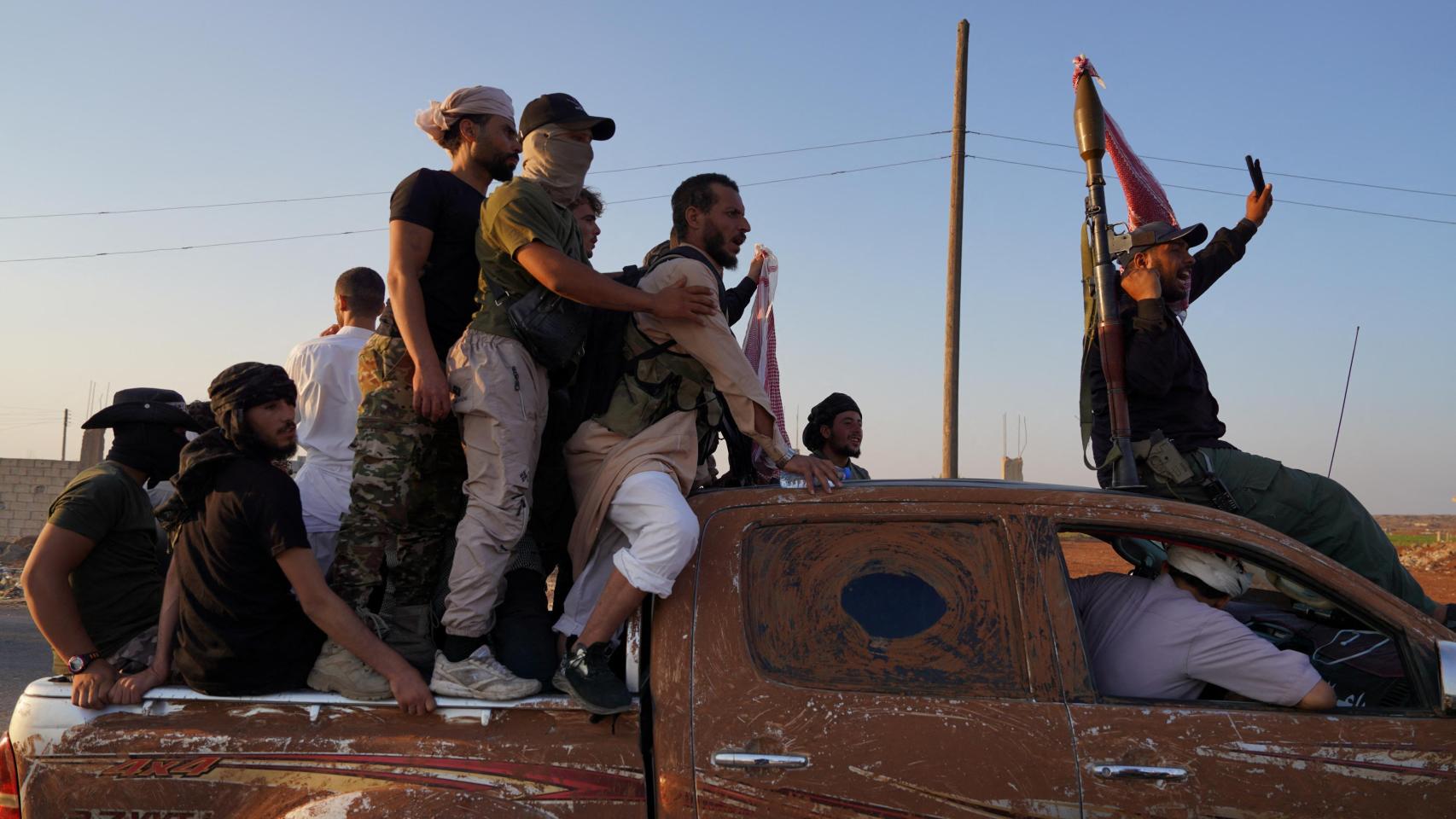 Combatientes beduinos viajan en un camión en la aldea de Al-Mazraa, después de días de violencia en la provincia de Sweida provocados por enfrentamientos entre combatientes beduinos y facciones drusas, en Sweida, Siria , el 20 de julio de 2025.