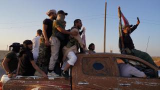 Combatientes beduinos viajan en un camión en la aldea de Al-Mazraa, después de días de violencia en la provincia de Sweida provocados por enfrentamientos entre combatientes beduinos y facciones drusas, en Sweida, Siria , el 20 de julio de 2025.