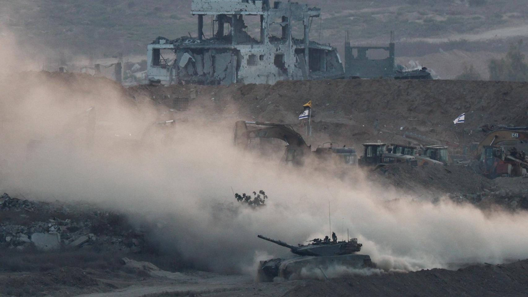 Maniobras de tanques israelíes en Gaza, vistas desde el lado israelí de la frontera, 17 de julio de 2025.
