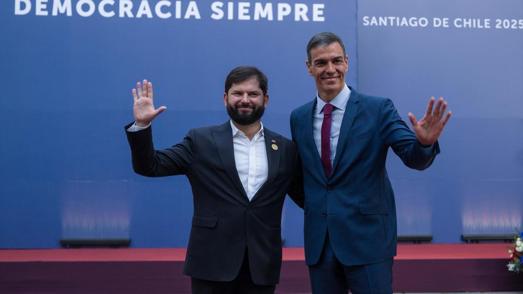 El presidente chileno, Gabriel Boric, junto a Pedro Sánchez este lunes en una cumbre en Santiago de Chile.