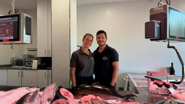 Suso y Marta, su mujer, en la pescadería Susomar