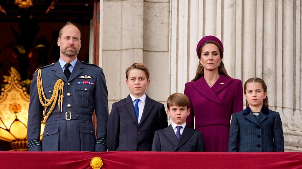 Los Príncipes de Gales y sus hijos en el balcón de Buckingham el pasado mayo.