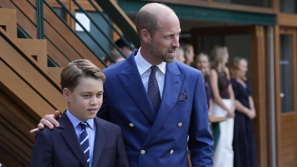 El príncipe George y su padre en la final de Wimbledon.
