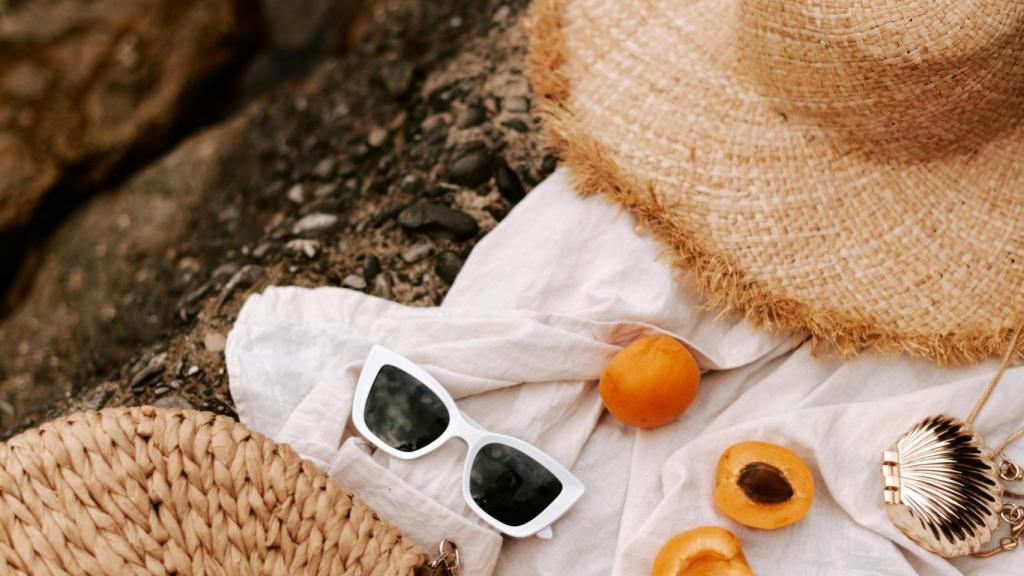 Bodegón de playa con gafas de sol.