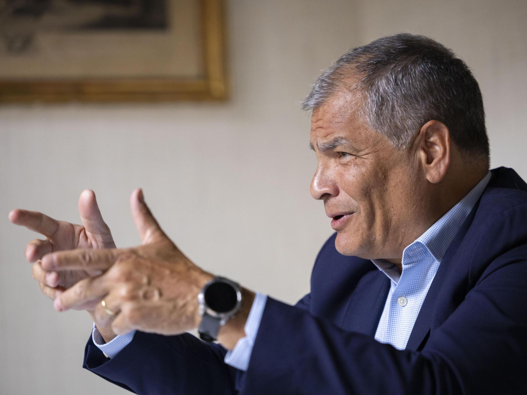 Rafael Correa es el político que más elecciones ha ganado en la Historia de Ecuador. La justicia de su país lo ha condenado por corrupción. Él asegura que es lawfare. Vive como asilado político en Bruselas.