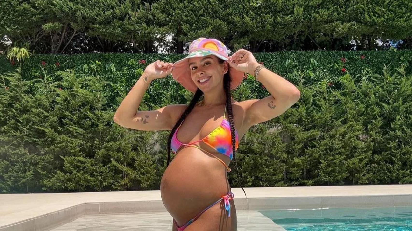 Cristina Pedroche dando un paseo a su hijo.