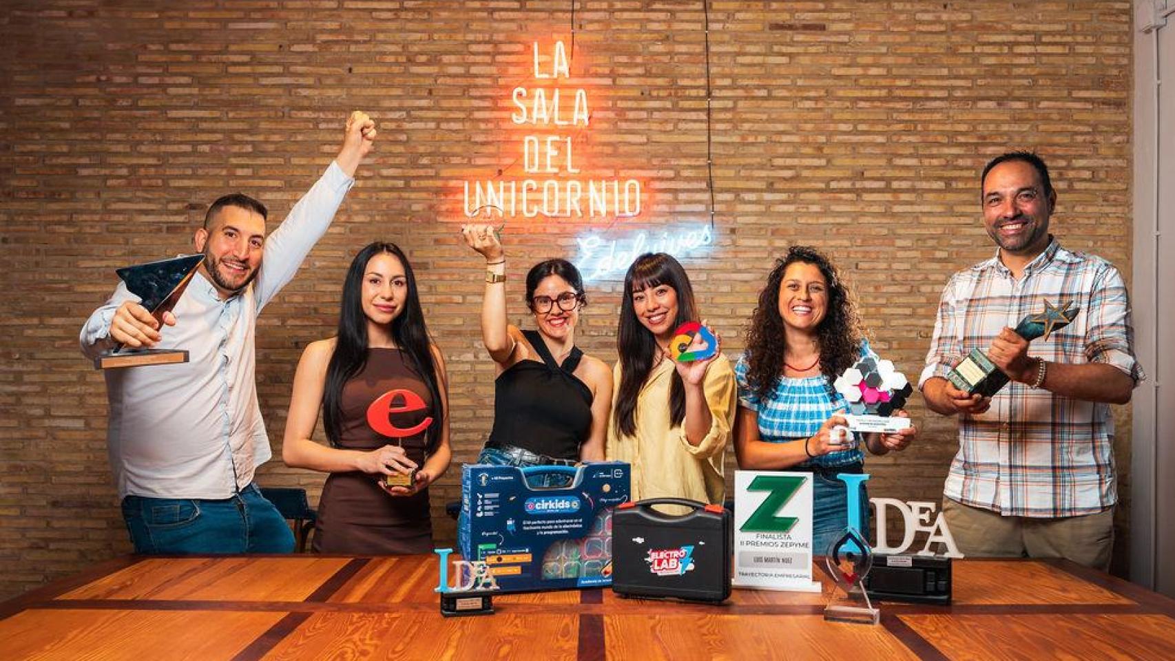 De izquierda a derecha: Luis Martín, CEO y fundador; María García, coordinadora de Diseño; Raquel Flor, responsable de Docencia; Ángela Lara, responsable de Coordinación; Silvia Cases, responsable de Desarrollo y Víctor Botello, gerente.