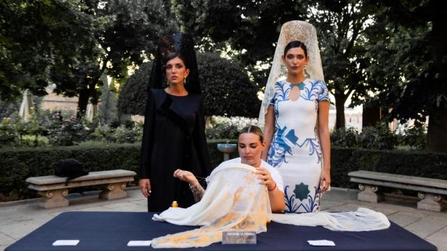 Así fue el taller de bordado que descubrimos en la Alfombra de La Alhambra.