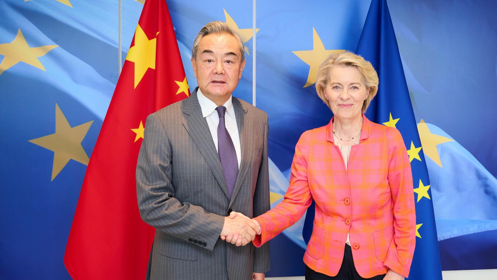 La presidenta de la Comisión, Ursula von der Leyen, saluda al ministro de Exteriores chino, Wang Yi, durante su visita a Bruselas a principios de julio