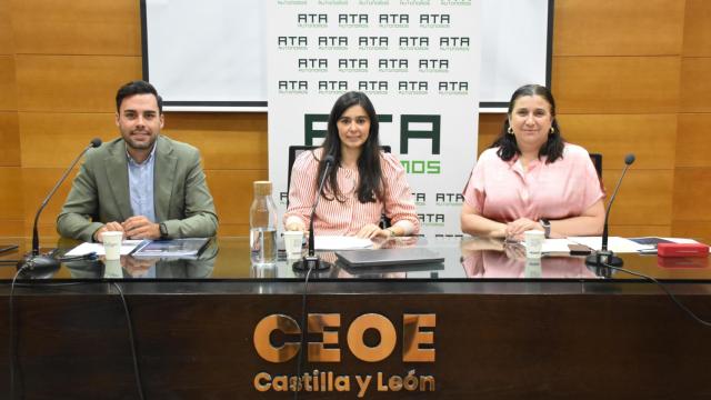 (I-D) Roberto Migallón, diputado delegado del Área de Empleo, Desarrollo Económico y Reto Demográfico de la Diputación de Valladolid, Leticia Mingueza, presidenta de ATA CyL y Elena Melgar, directora de proyectos de ATA Federación Nacional de Asociaciones de Trabajadores Autónomos, en la presentación del informe sobre autónomos