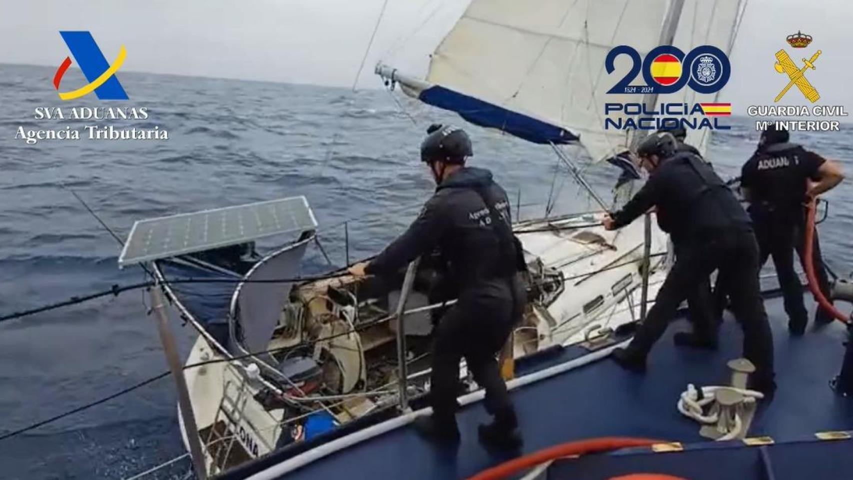 Agentes del Servicio de Vigilancia Aduanera durante la interceptación de un 'narcovelero'.