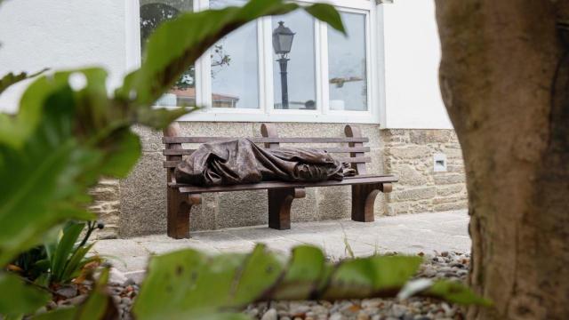 Inaugurada la escultura Homeless Jesus en la Oficina de Acogida al Peregrino en Santiago