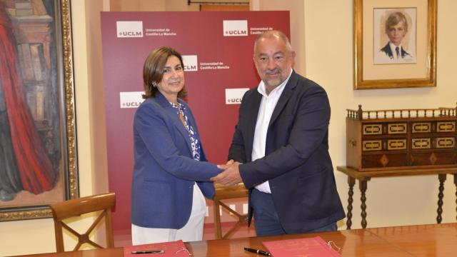 Firma del convenio. Foto: UCLM.