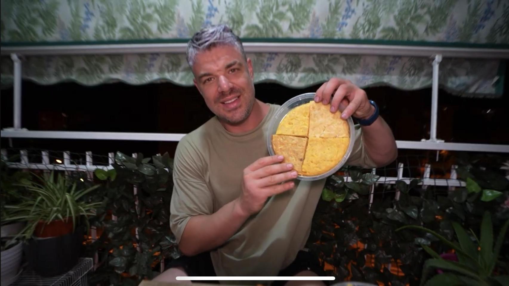 JDalmau, youtuber valenciano probando las tortillas de patata de supermercado.