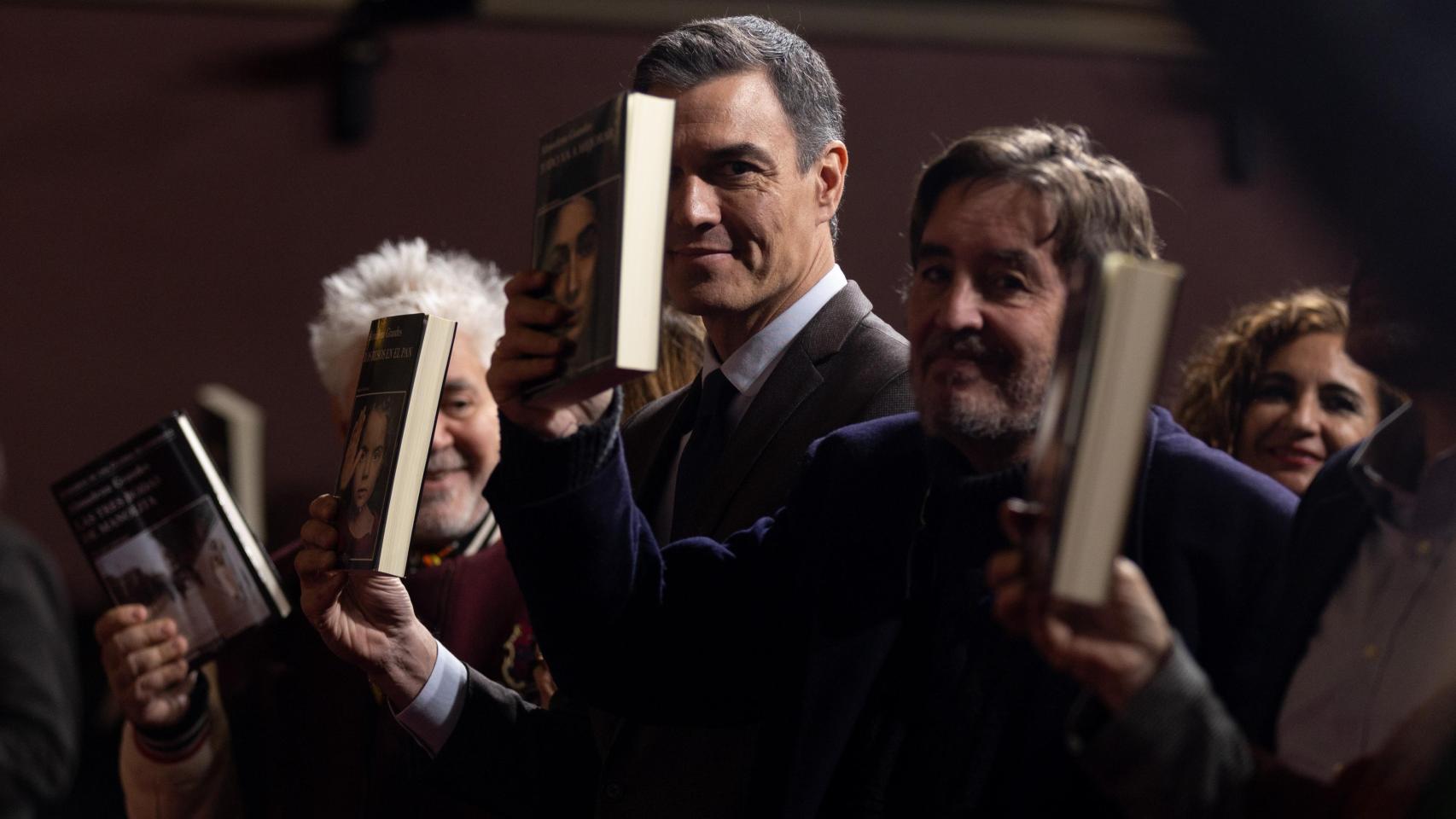Pedro Almodóvar, Pedro Sánchez y Luis García Montero durante el homenaje a Almudena Grandes, el 28 de noviembre de 2022 en Madrid.