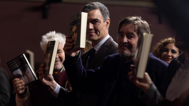 Pedro Almodóvar, Pedro Sánchez y Luis García Montero durante el homenaje a Almudena Grandes, el 28 de noviembre de 2022 en Madrid.