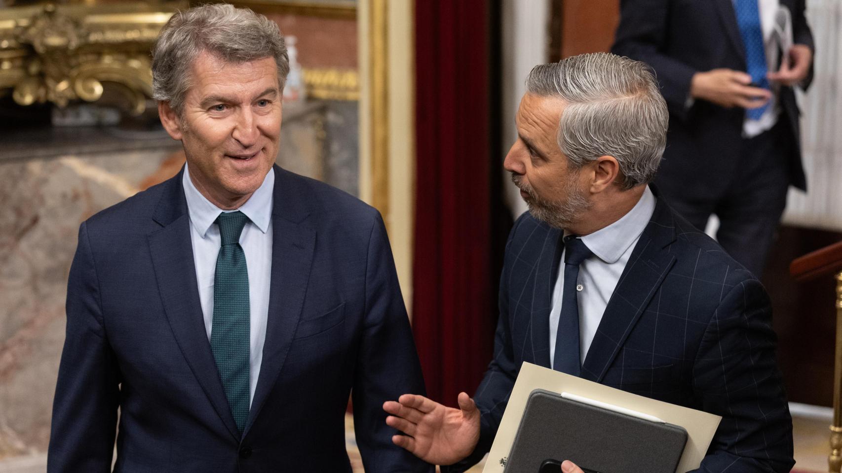 El presidente del PP, Alberto Núñez Feijóo, y el vicesecretario de Economía del PP, Juan Bravo, este martes en el Congreso de los Diputados.