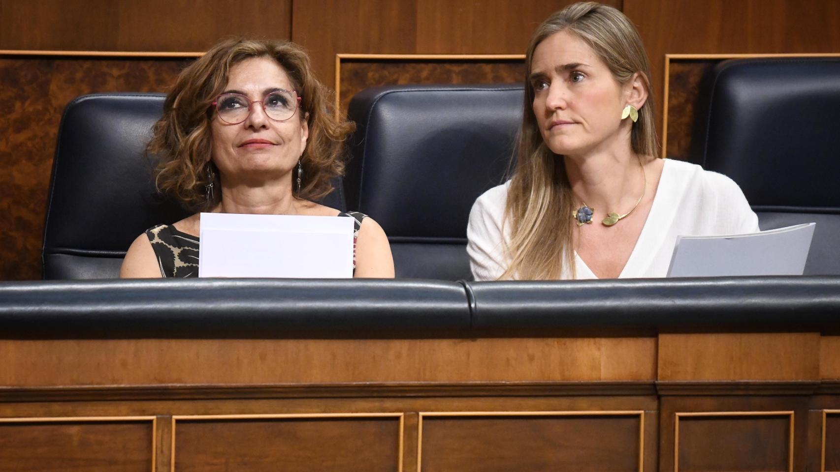 La ministra de Transición Ecológica, Sara Aagesen, con la vicepresidenta primera y ministra de Hacienda, María Jesús Montero, en el Congreso.