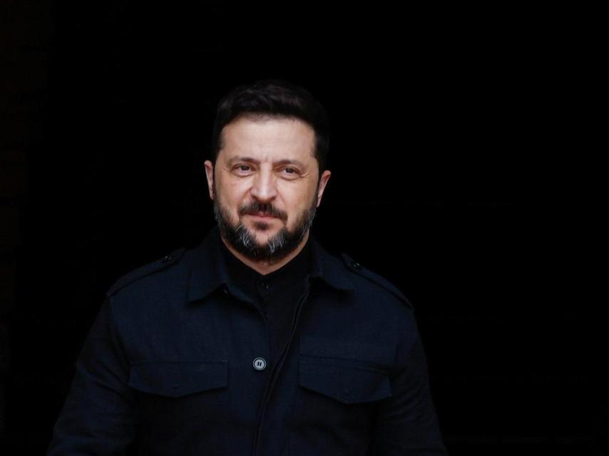 El presidente de Ucrania, Volodímir Zelenski, espera para dar la bienvenida al presidente polaco Andrzej Duda en el Día de la Constitución de Ucrania, en medio del ataque de Rusia a Ucrania, en Kyiv, 28 de junio de 2025.