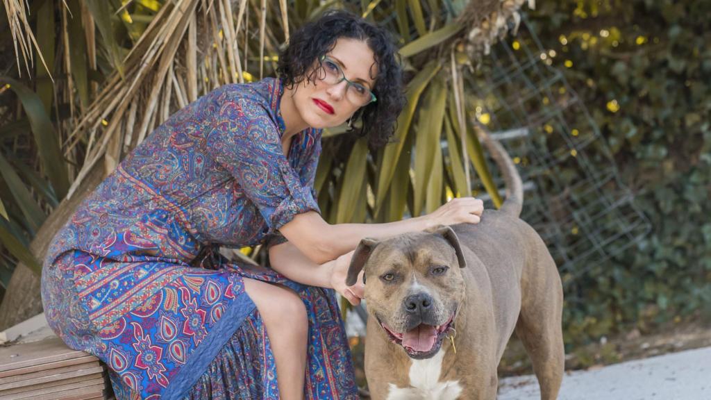 Paula Calvo, educadora vincular felina con su perro.