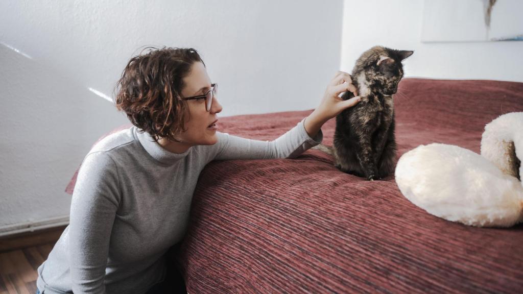 Paula Calvo, educadora vincular felina, con su gato.