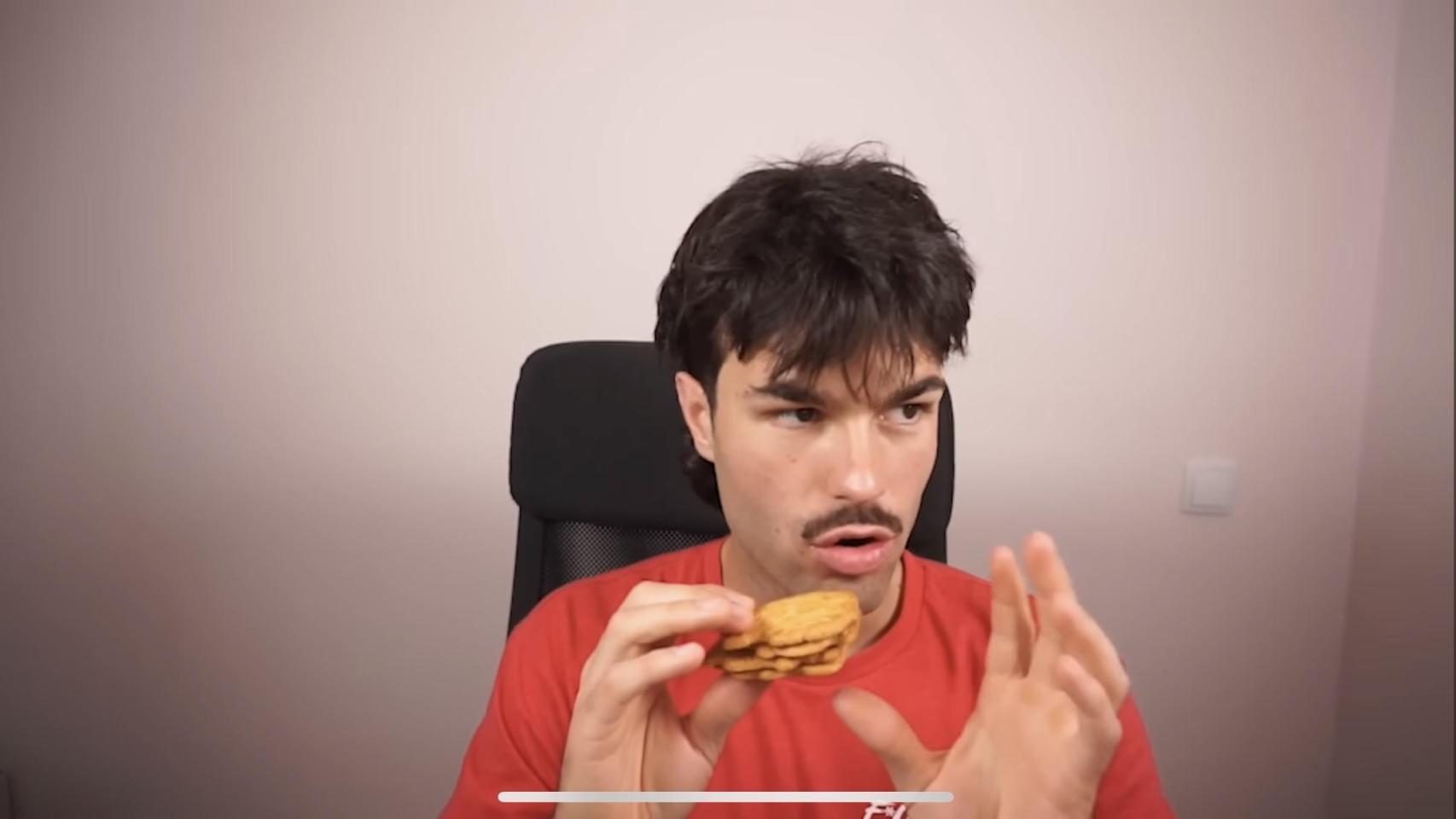 Peldanyos, influencer gastronómico probando galletas de Mercadona.