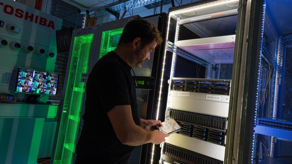 Rainer W. Kaese, Senior Manager de Toshiba Electronics Europe, en su laboratorio.