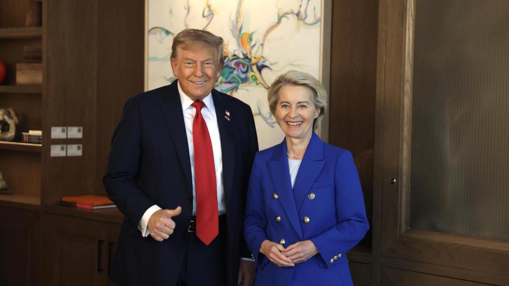 Donald Trump y Ursula von der Leyen, durante su breve encuentro bilateral durante el G7 de junio en Canadá