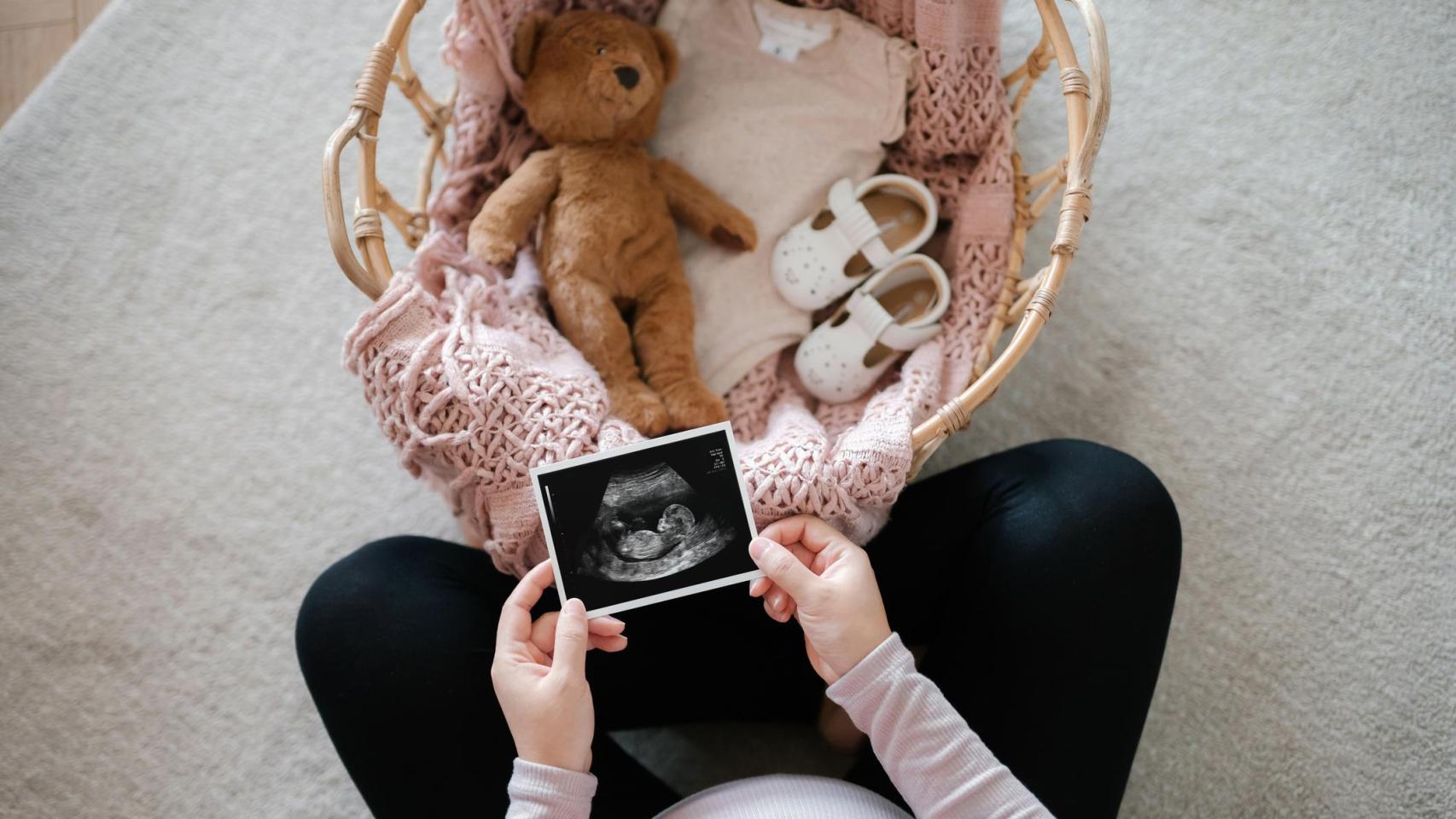 Una futura madre, con una ecografía.