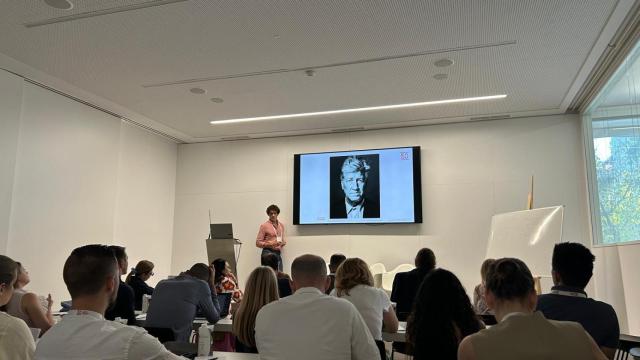 El doctor Tomás Toledo durante la formación