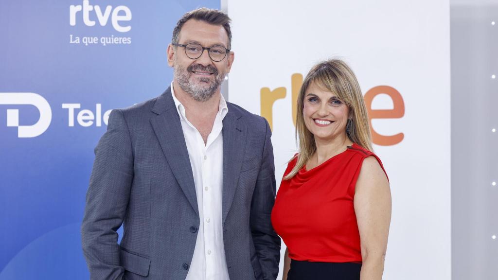 Lourdes Maldonado y Marc Sala, presentadores del Telediario Fin de Semana.