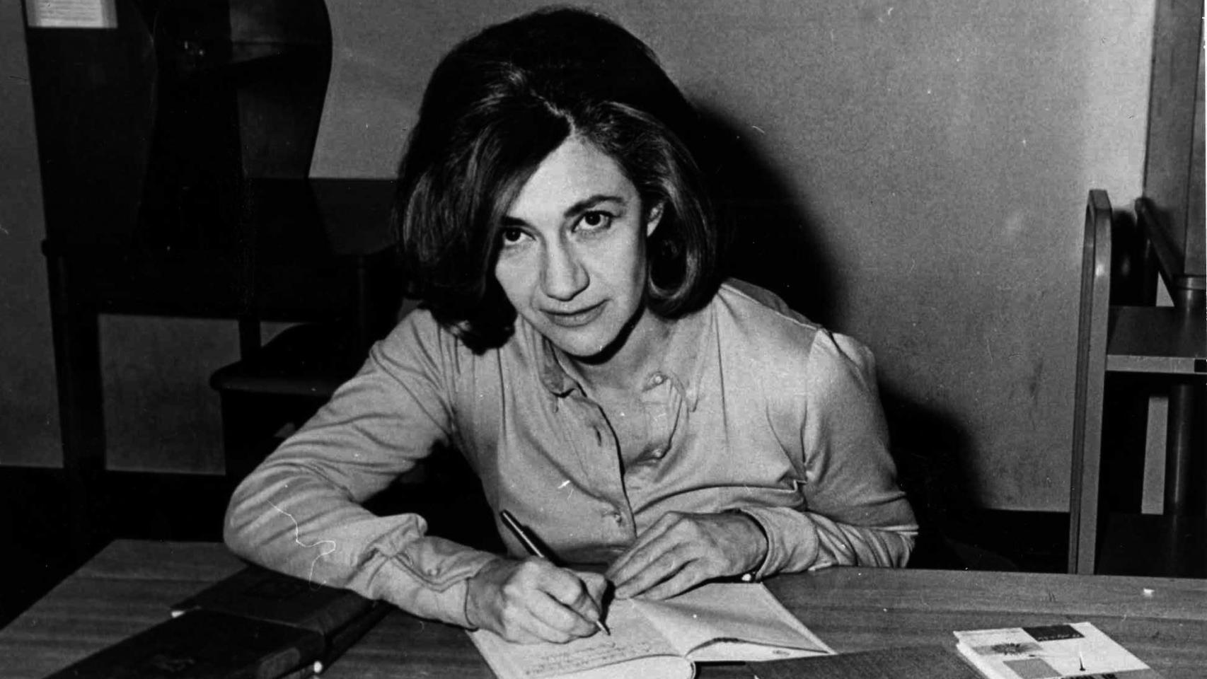 Ana María Matute firmando libros en la Universidad de Oklahoma a finales de los años sesenta