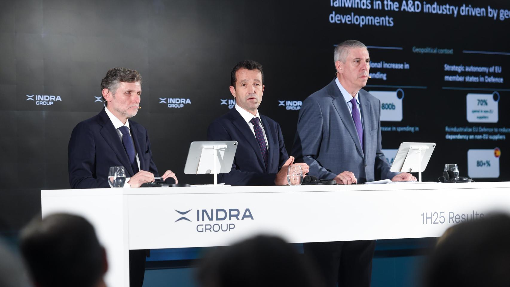 De izquierda a derecha: Miguel Forteza, director general financiero; Ángel Escribano, presidente, y José Vicente de los Mozos, consejero delegado de Indra Group, durante la presentación de resultados del primer semestre.
