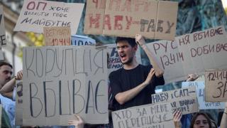 Un grupo de ucranianos protestan en el centro de Lviv contra la ley que elimina la independencia de las agencias anticorrupción.