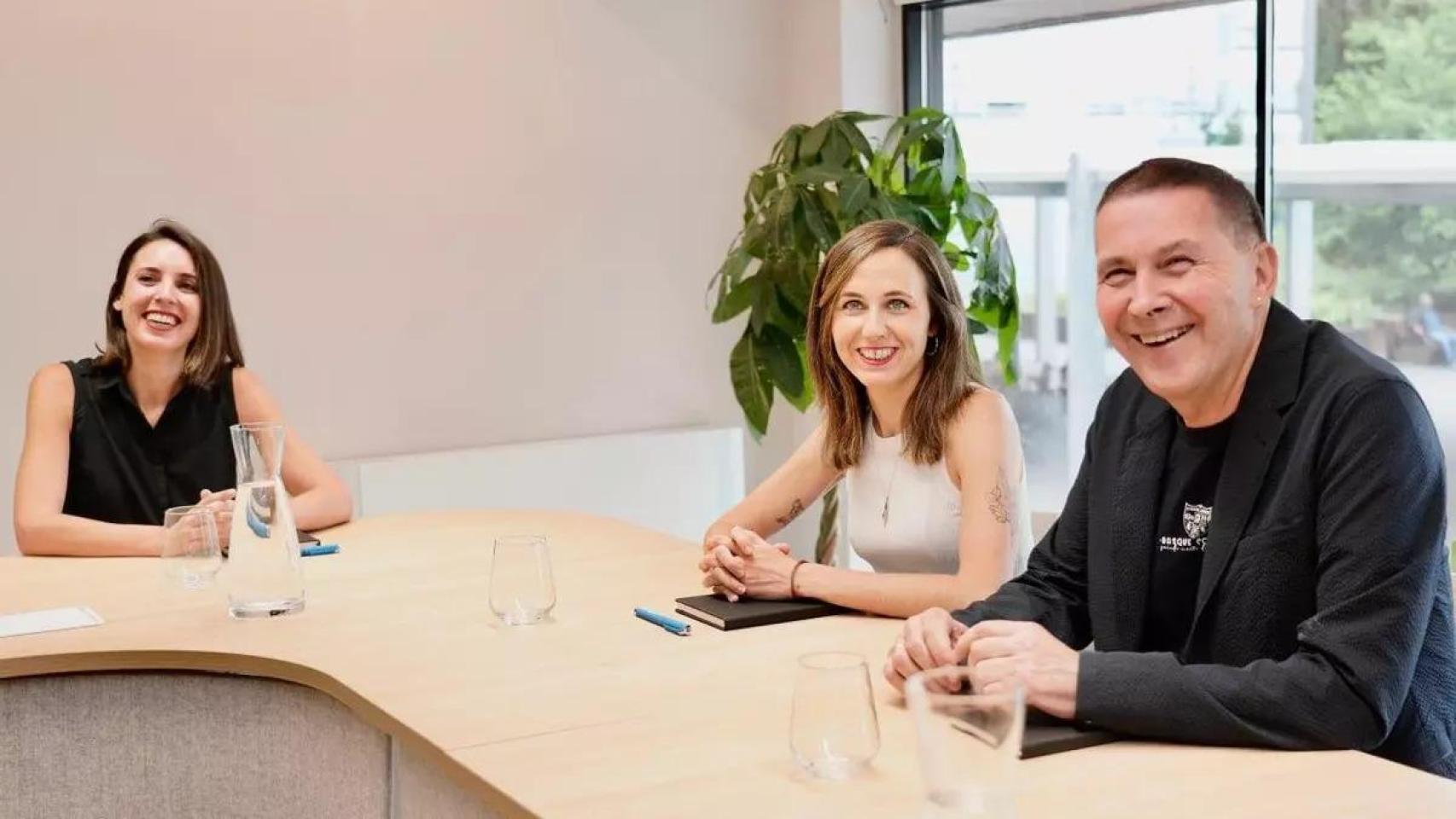 El líder de Bildu, Arnaldo Otegi, reunido en su sede de Vitoria con las de Podemos, Ione Belarra e Irene Montero, en vísperas del aniversario del asesinato de Miguel Ángel Blanco.
