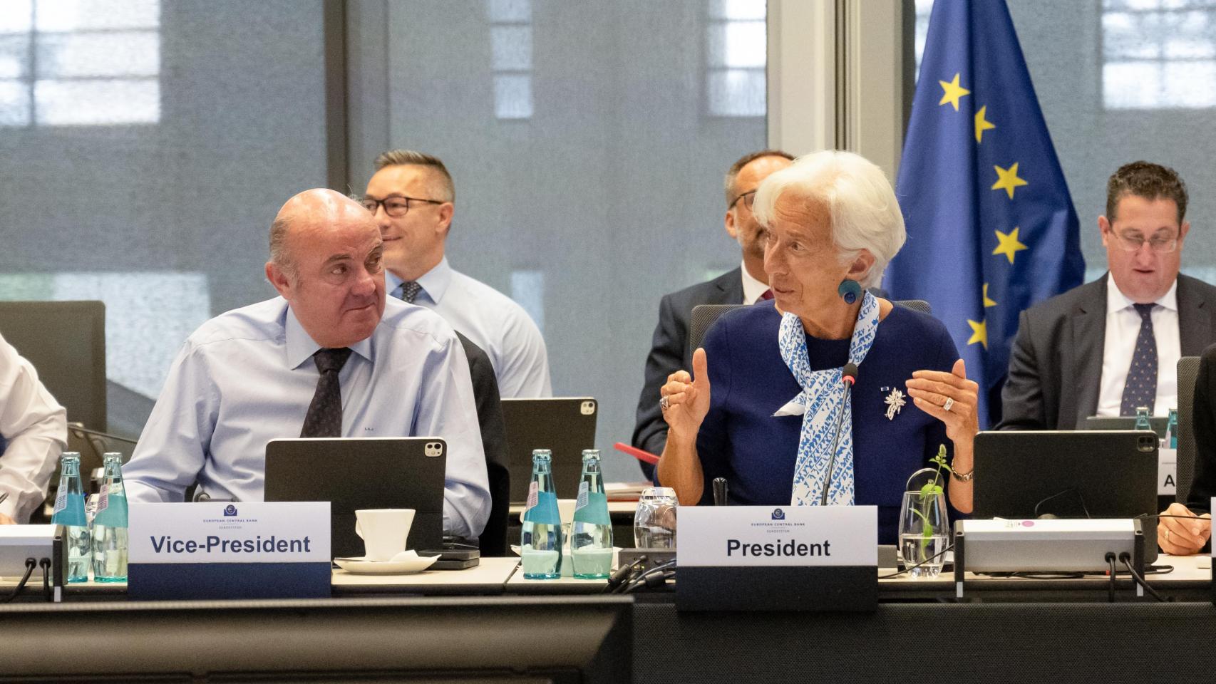 La presidenta del BCE, Christine Lagarde, y el vicepresidente Luis de Guindos, durante la reunión de este jueves en Fráncfort