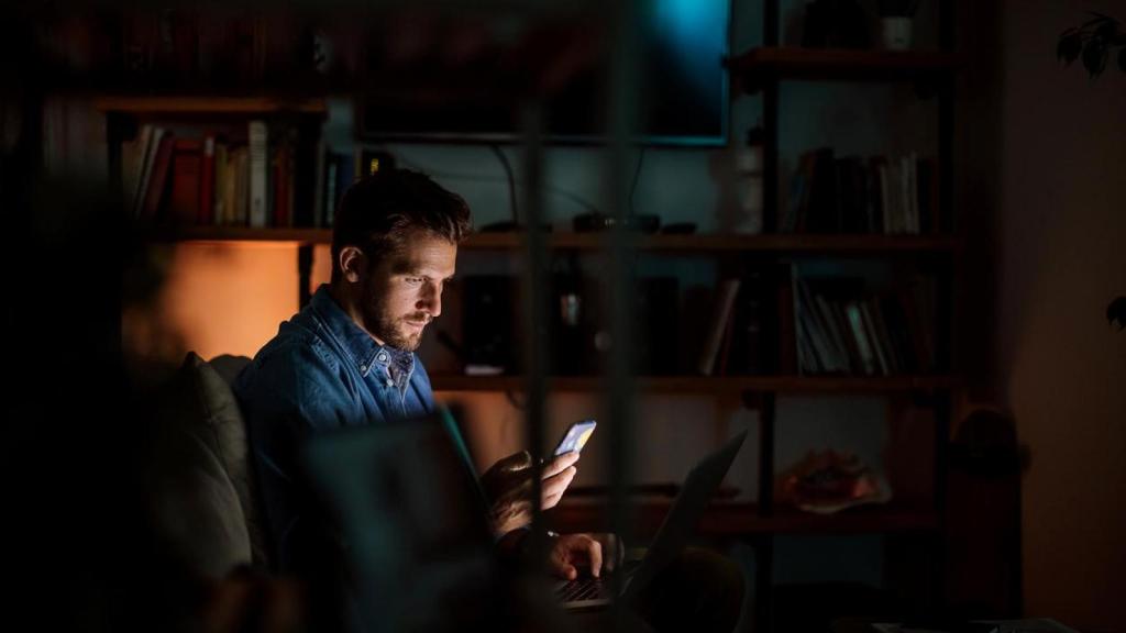 Una gran mayoría (81%) revisa mensajes de trabajo fuera del horario laboral.