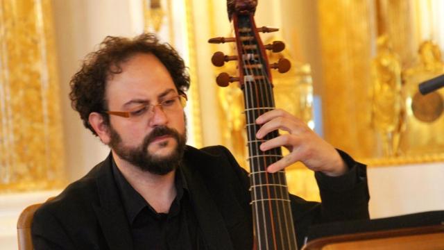 Rami Alqhai durante una de sus interpretaciones