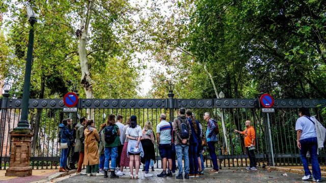 Imagen de un grupo de personas frente al Parque de María Luisa.