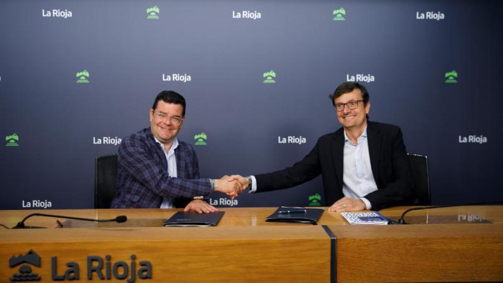 El consejero Alfonso Domínguez e Ignacio Gurría, presidente de AERTIC, tras la firma del convenio.