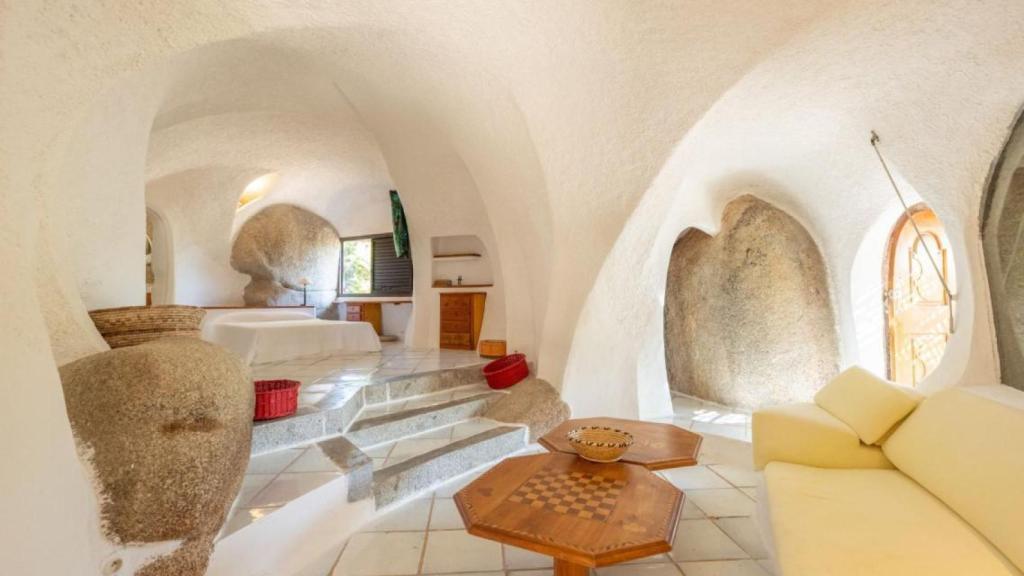 Interior de la casa que vende Manuel Filiberto de Saboya, en Córcega.